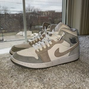 Woman’s Air Jordan 1 Mid Se ‘Particle Grey’